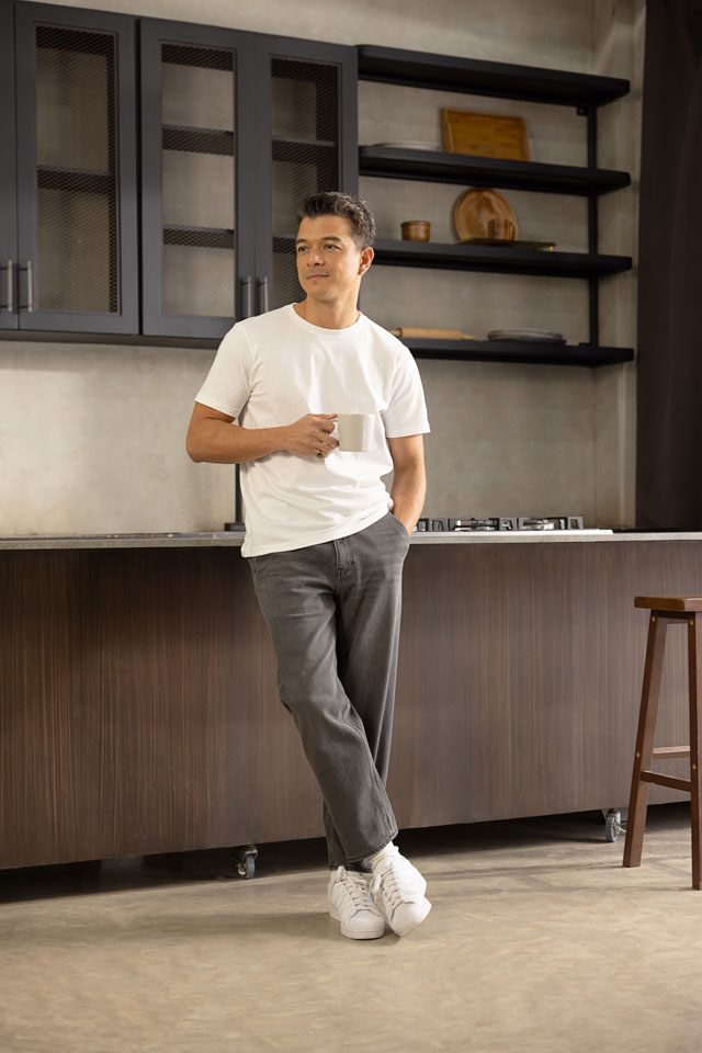 UNIQLO Jericho Rosales Relaxed Ankle Jeans